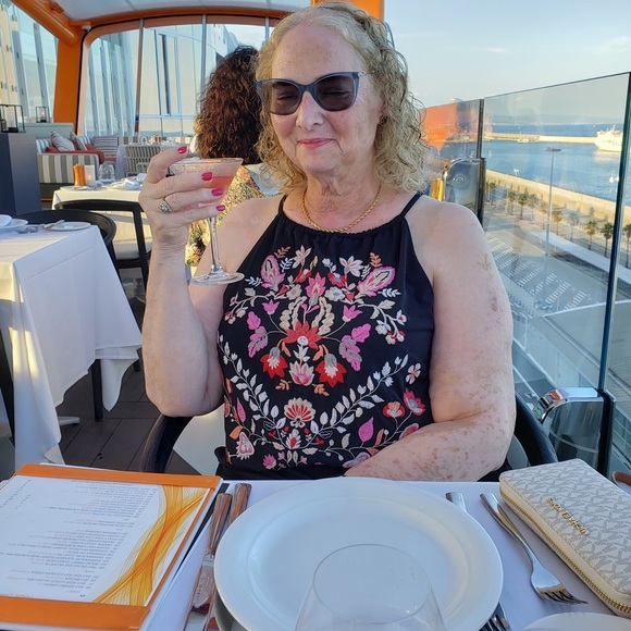 Meet your Posher, Lisa - Picture 1 of 1